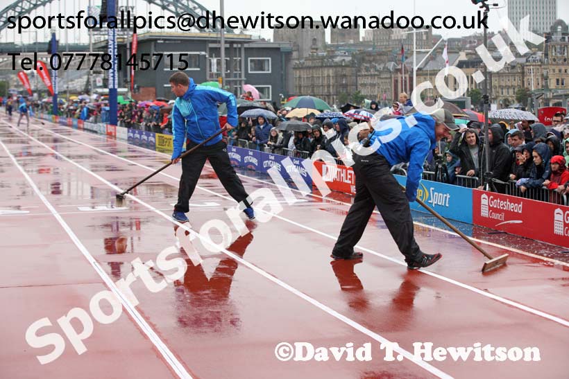 Trying to keep the track dry, Great North CityGames. Photo: David T. Hewitson/Sports for All Pics